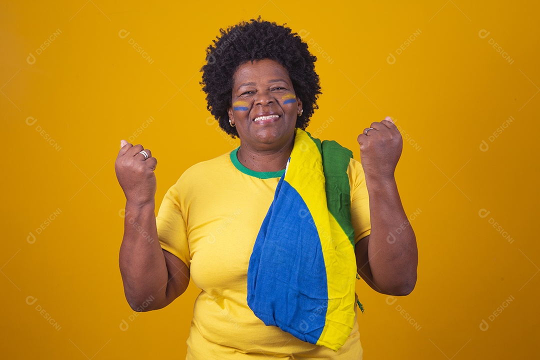 Linda mulher segurando bandeira do brasil sobre fundo isolado