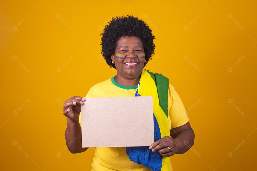 Linda mulher segurando bandeira do brasil sobre fundo isolado