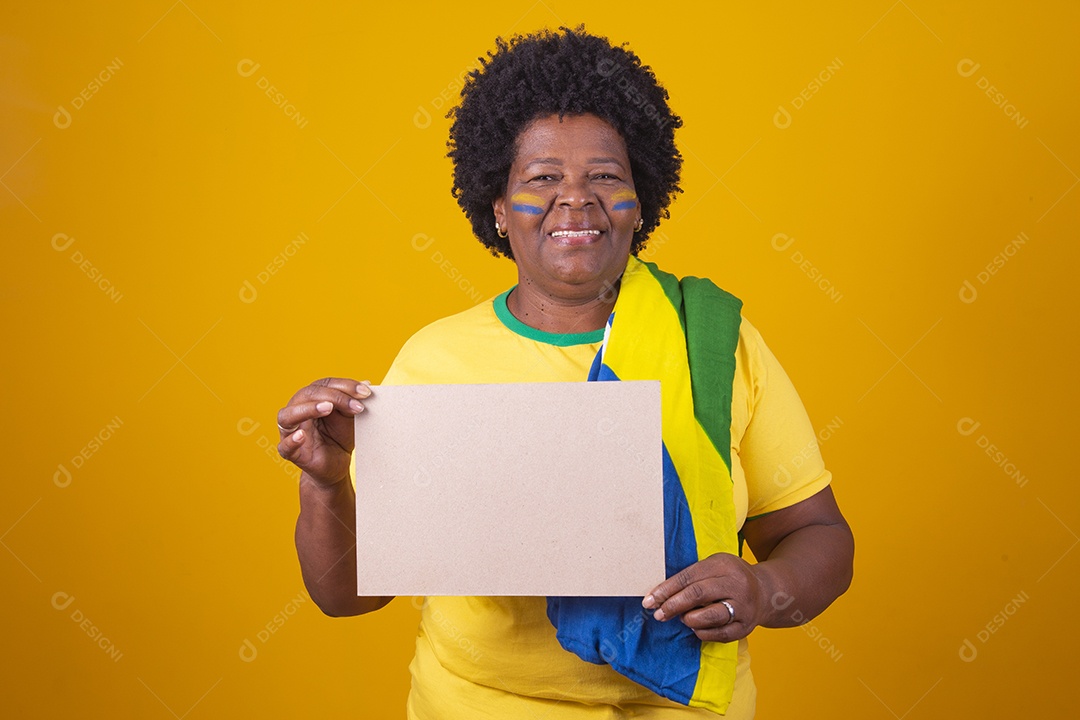 Linda mulher segurando bandeira do brasil sobre fundo isolado