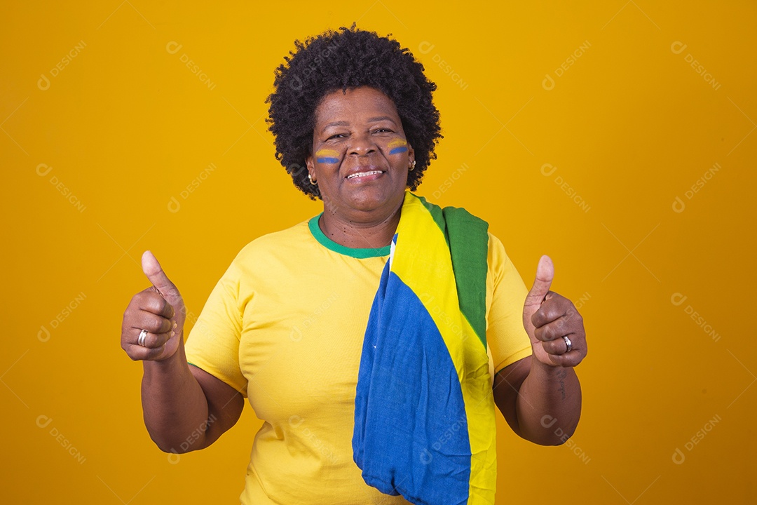 Linda mulher segurando bandeira do brasil sobre fundo isolado