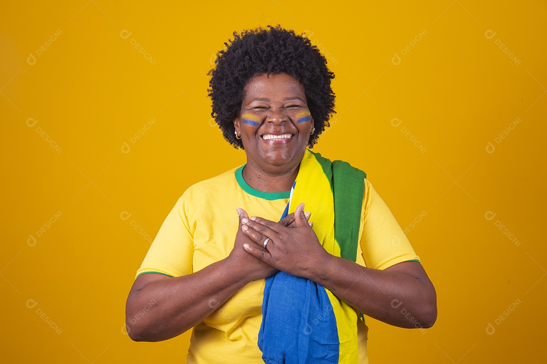 Linda mulher segurando bandeira do brasil sobre fundo isolado