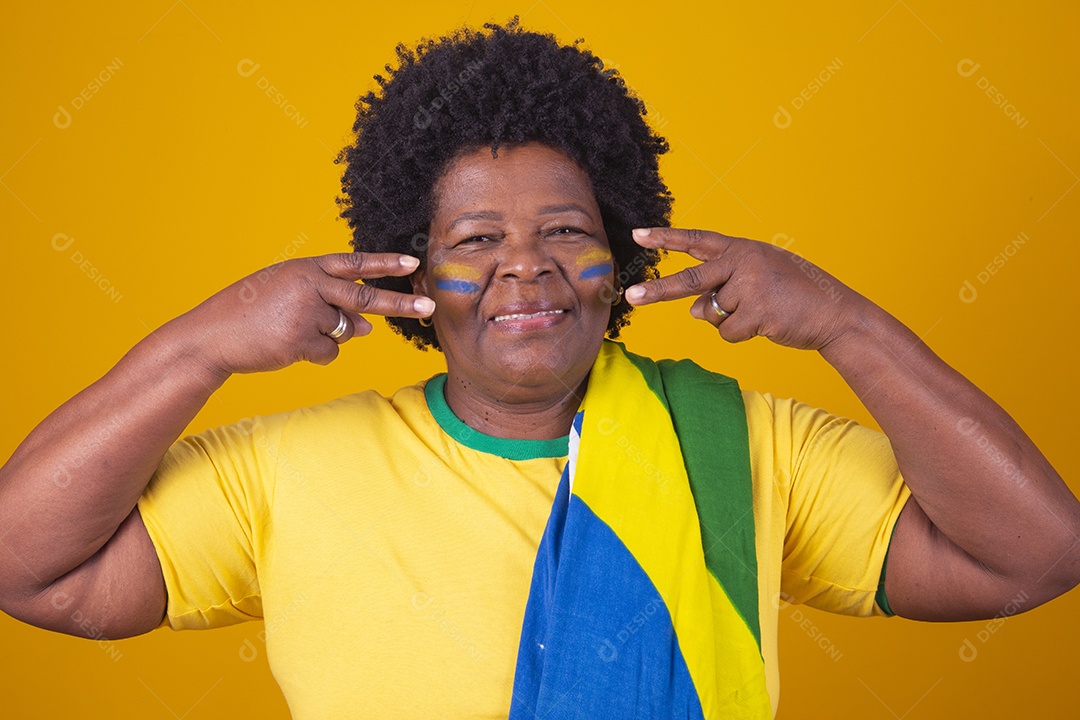 Linda mulher segurando bandeira do brasil sobre fundo isolado