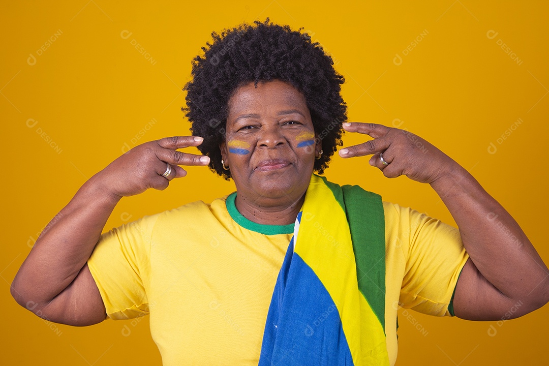 Linda mulher segurando bandeira do brasil sobre fundo isolado