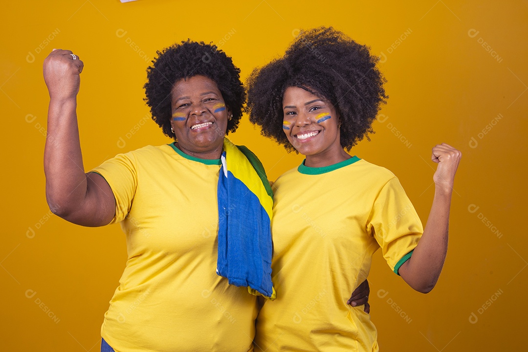Lindas mulheres segurando bandeira do brasil sobre fundo isolado