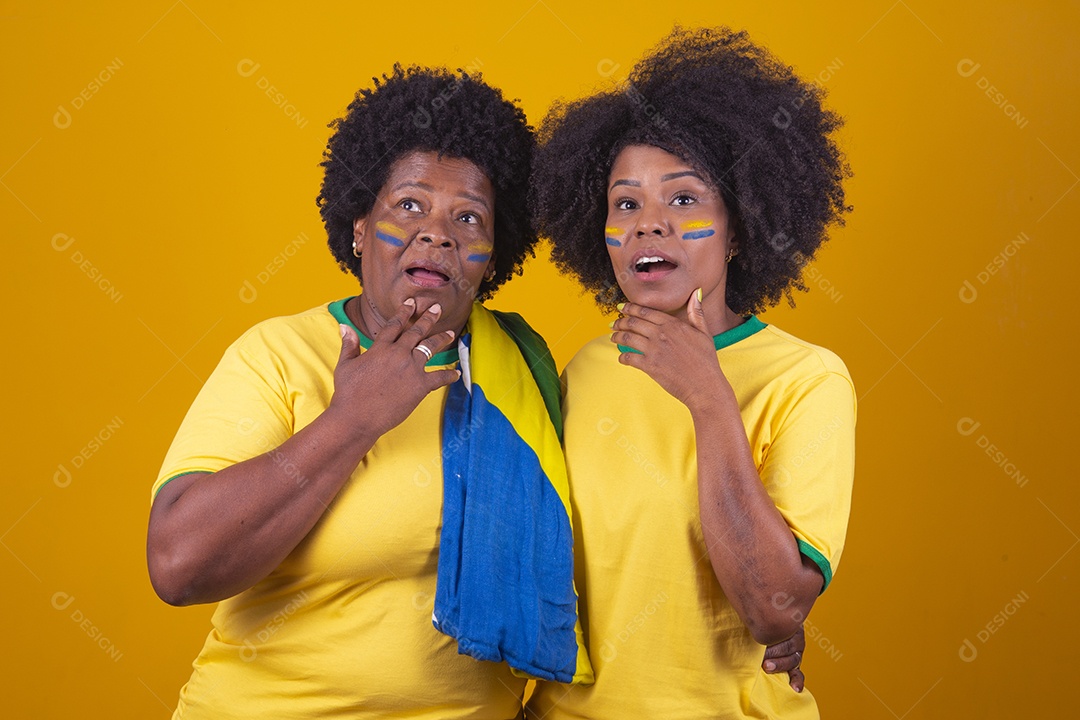 Lindas mulheres segurando bandeira do brasil sobre fundo isolado