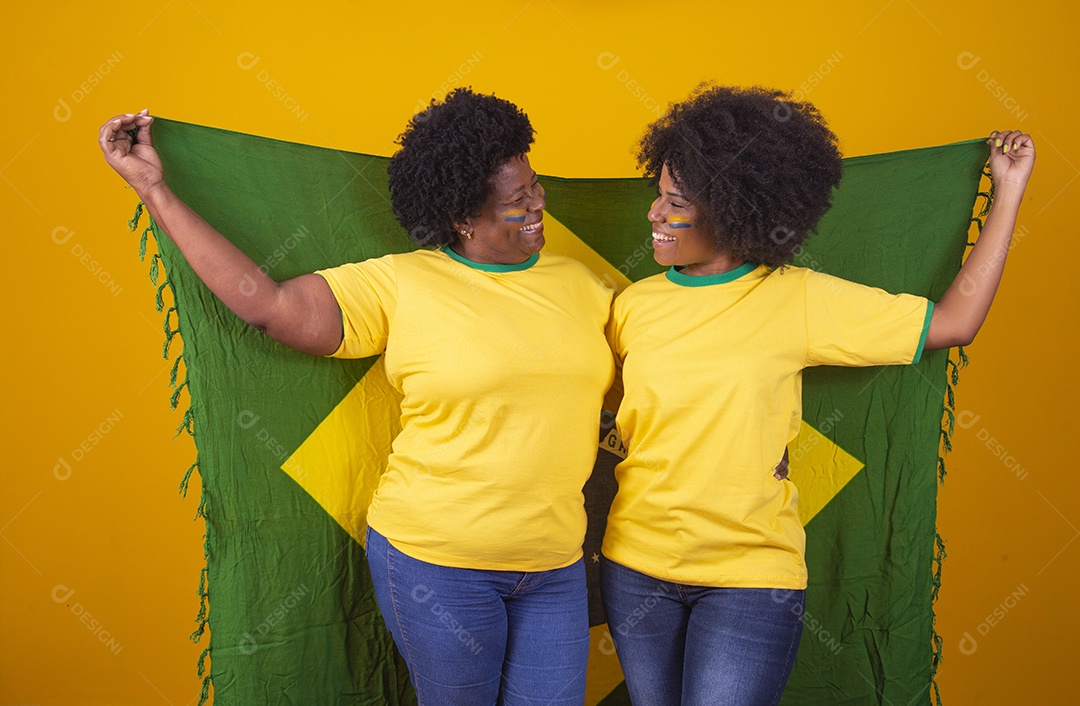 Lindas mulheres usando camiseta do brasil sobre fundo isolado