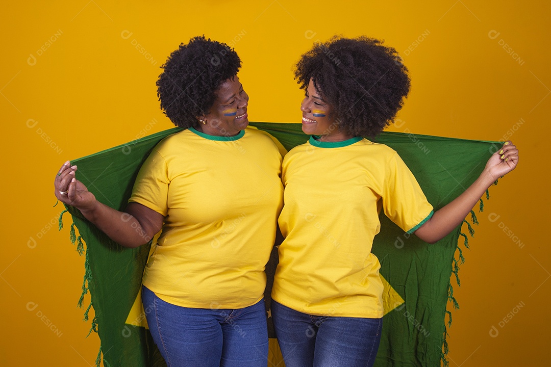 Lindas mulheres usando camiseta do brasil sobre fundo isolado