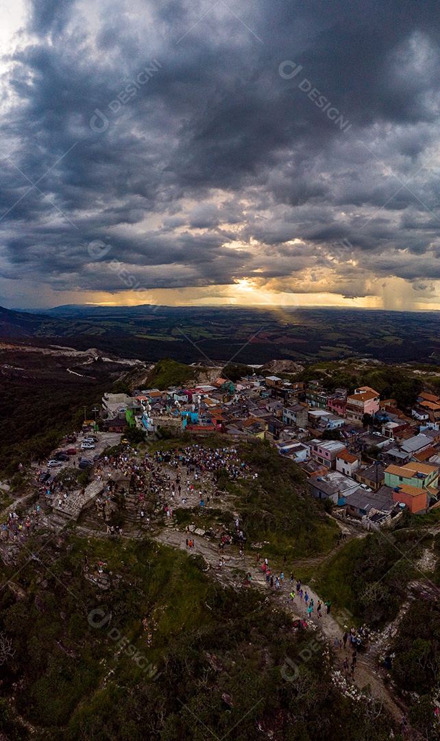 Linda paisagem por do sol céu nublado