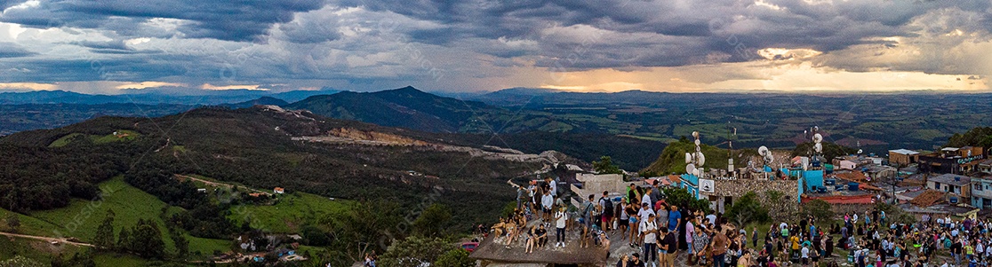 Linda paisagem por do sol céu nublado