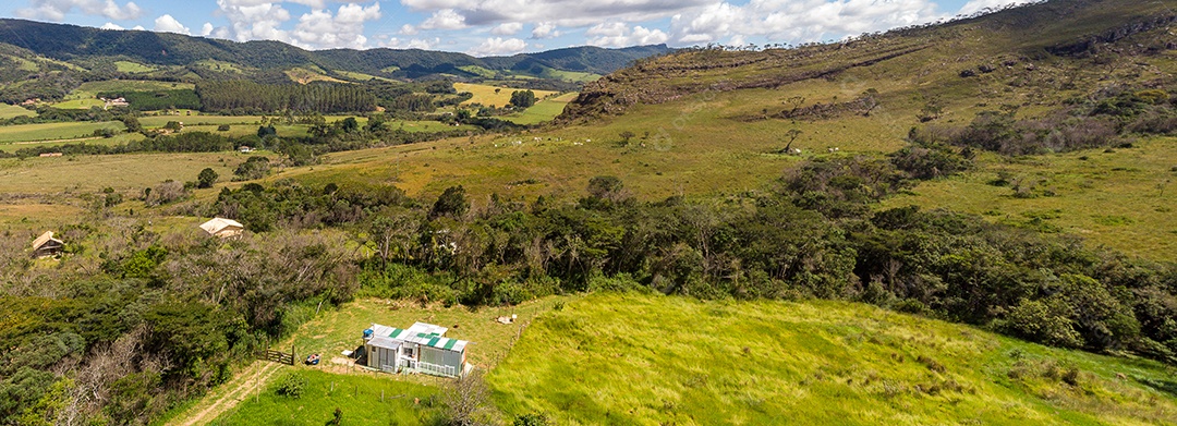 Linda paisagem vista aérea de uma linda fazenda
