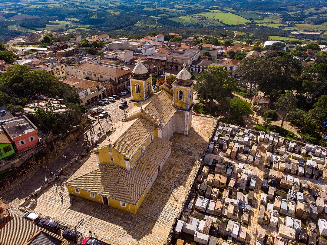 Pessoas jovens sobre floresta curtindo uma linda paisagem