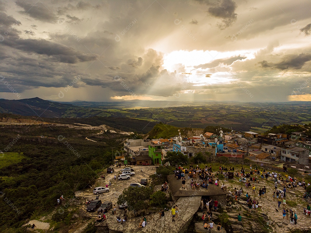 Pessoas jovens sobre floresta curtindo uma linda paisagem