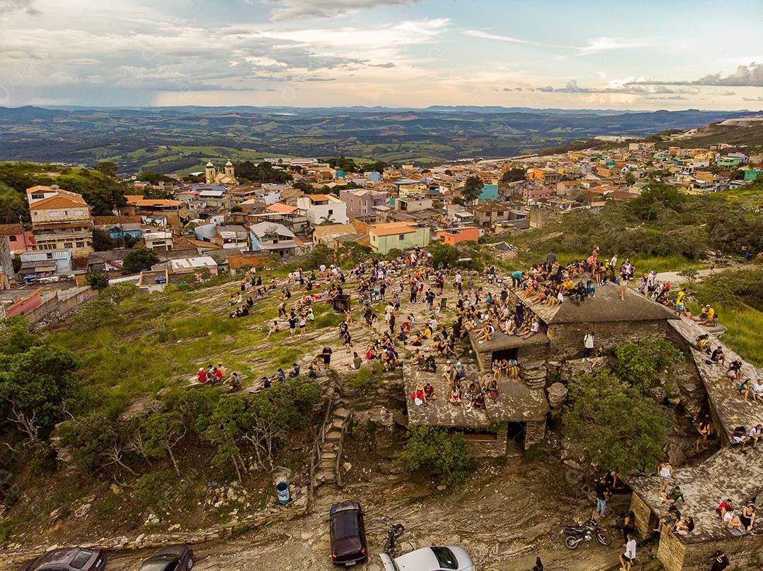 Pessoas jovens sobre floresta curtindo uma linda paisagem