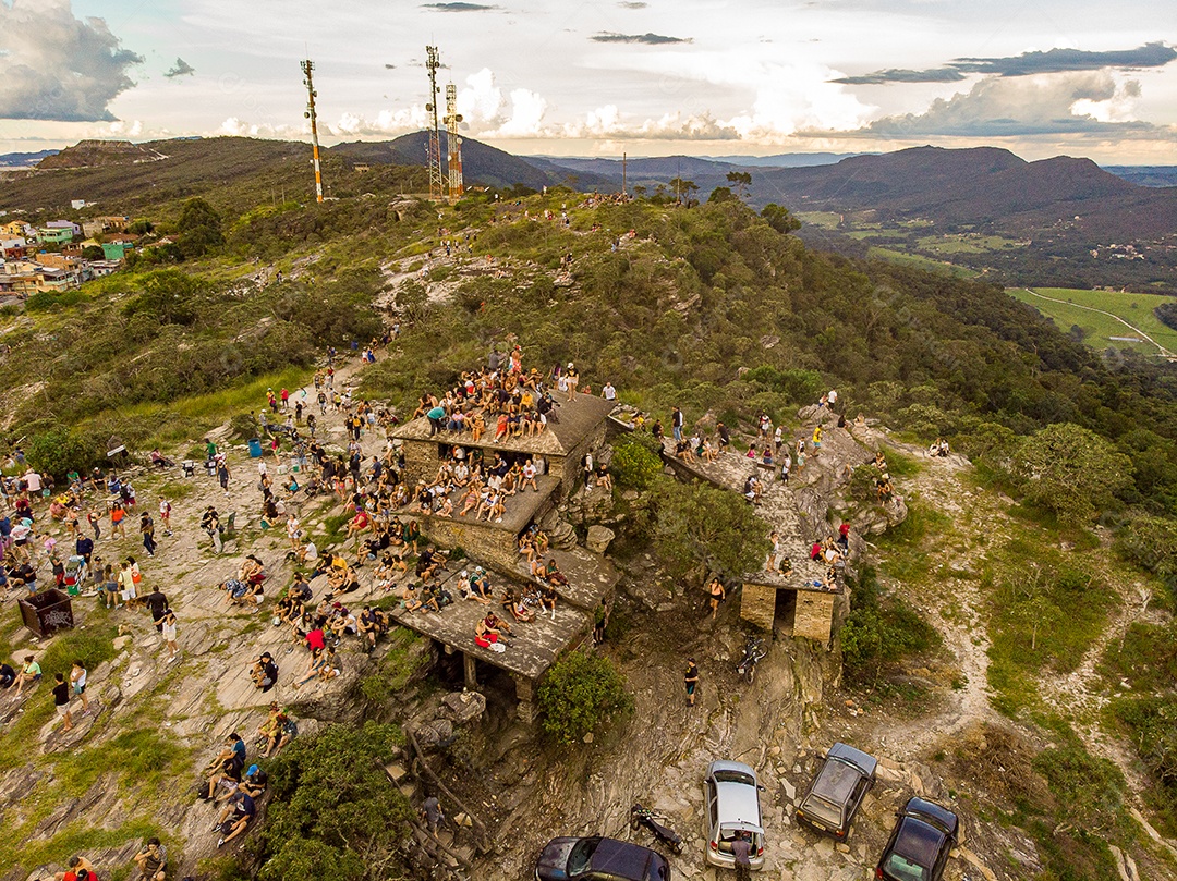 Pessoas jovens sobre floresta curtindo uma linda paisagem