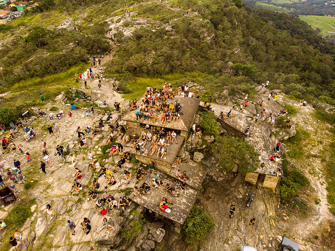 Pessoas jovens sobre floresta curtindo uma linda paisagem