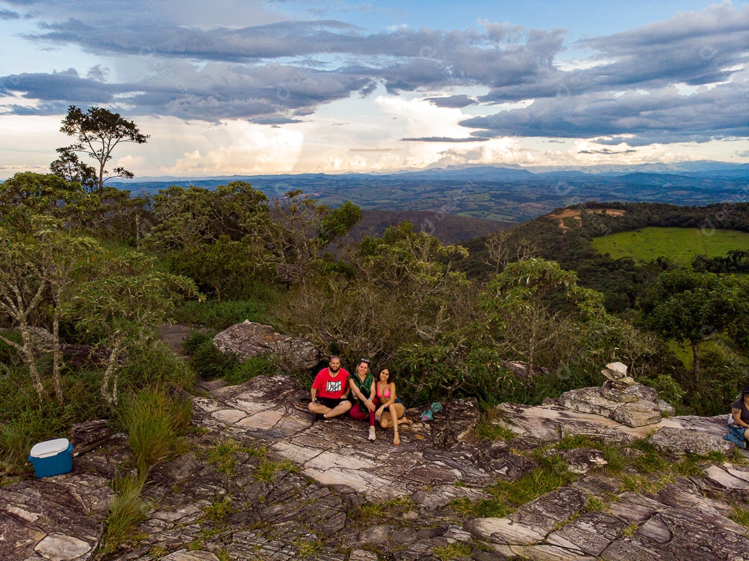 Pessoas jovens sobre floresta curtindo uma linda paisagem