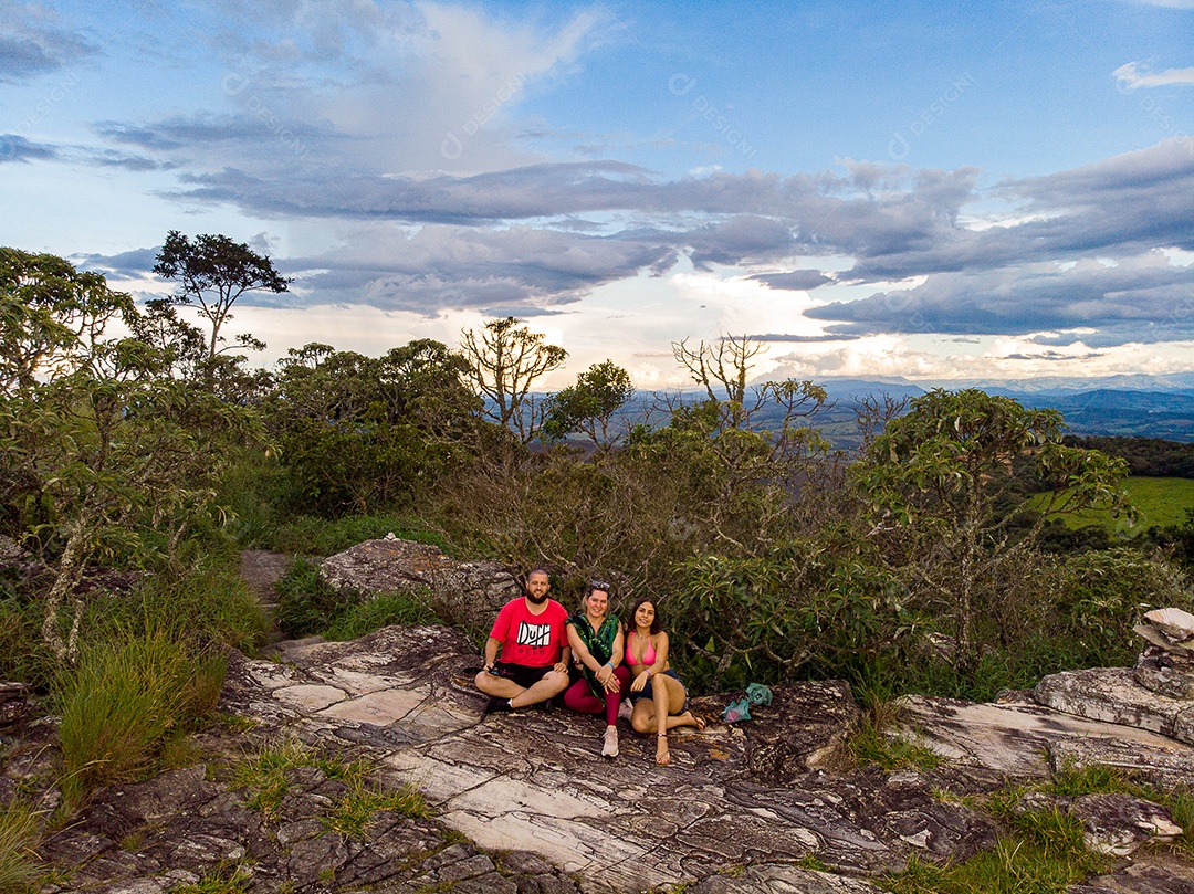 Pessoas jovens sobre floresta curtindo uma linda paisagem