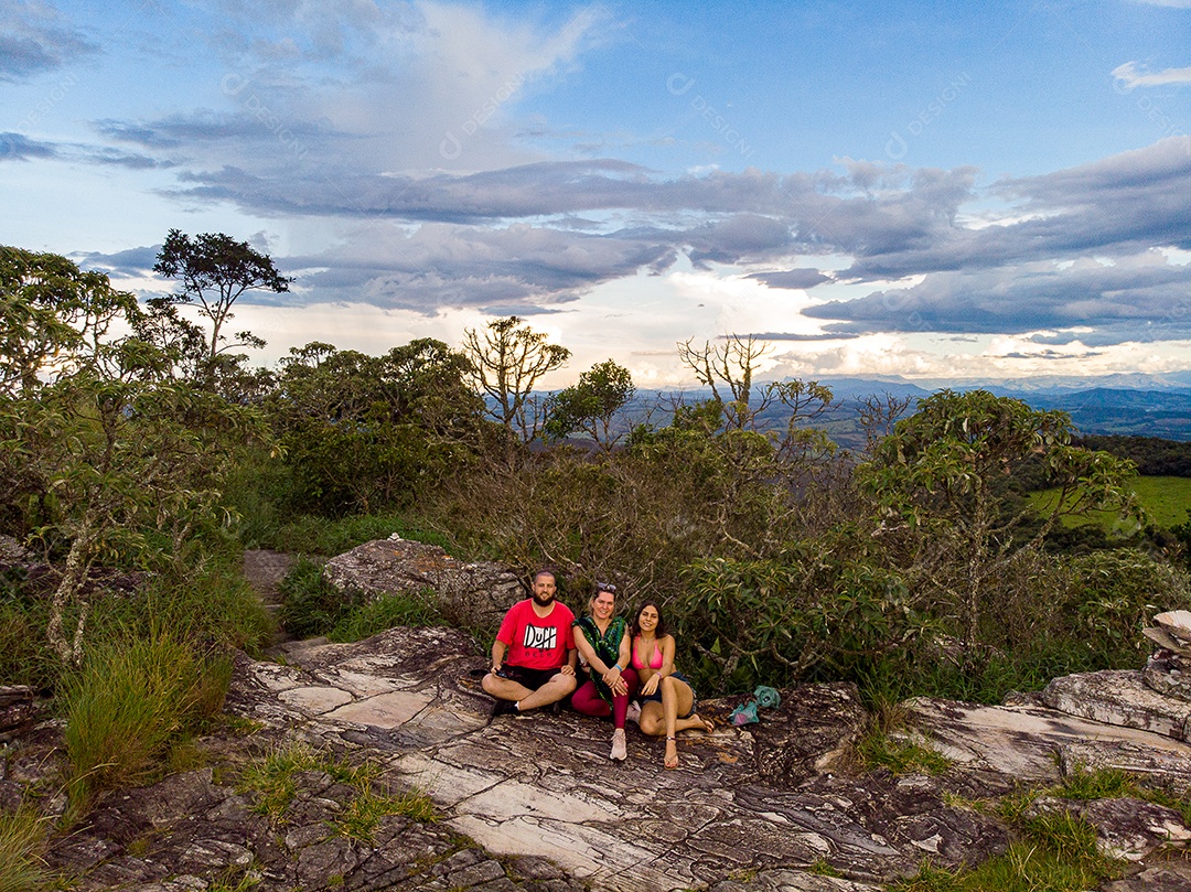Pessoas jovens sobre floresta curtindo uma linda paisagem