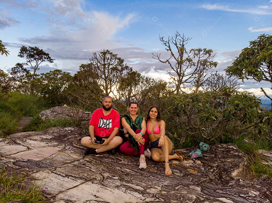 Pessoas jovens sobre floresta curtindo uma linda paisagem