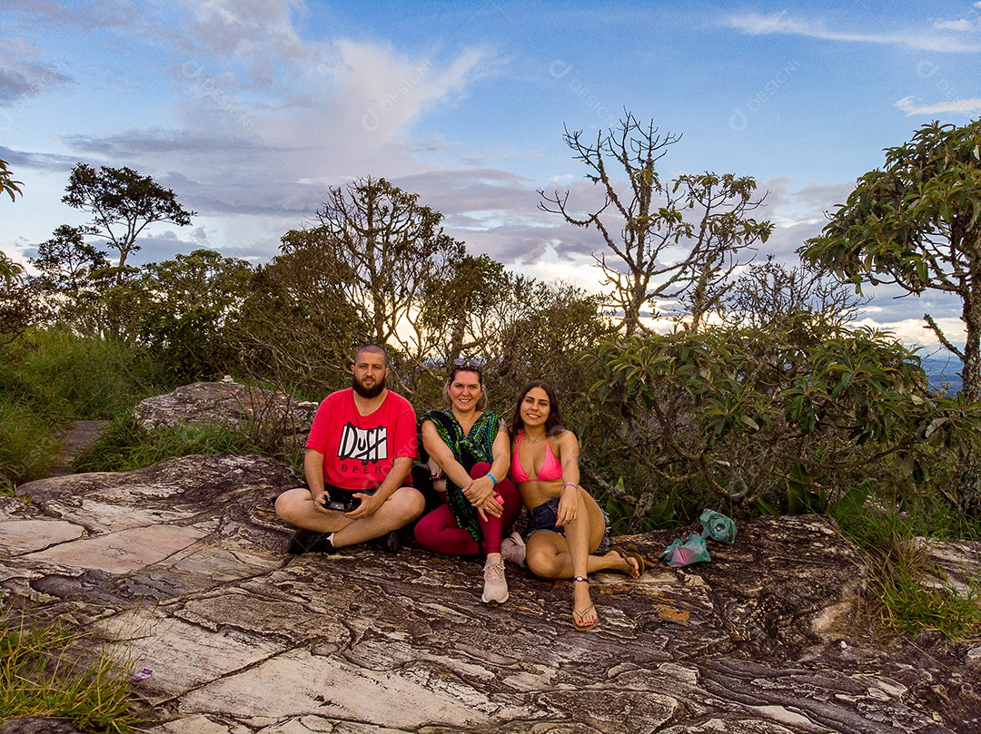 Pessoas jovens sobre floresta curtindo uma linda paisagem