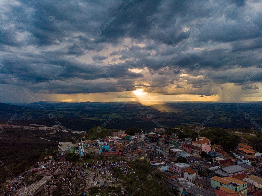 Linda paisagem por do sol céu nublado