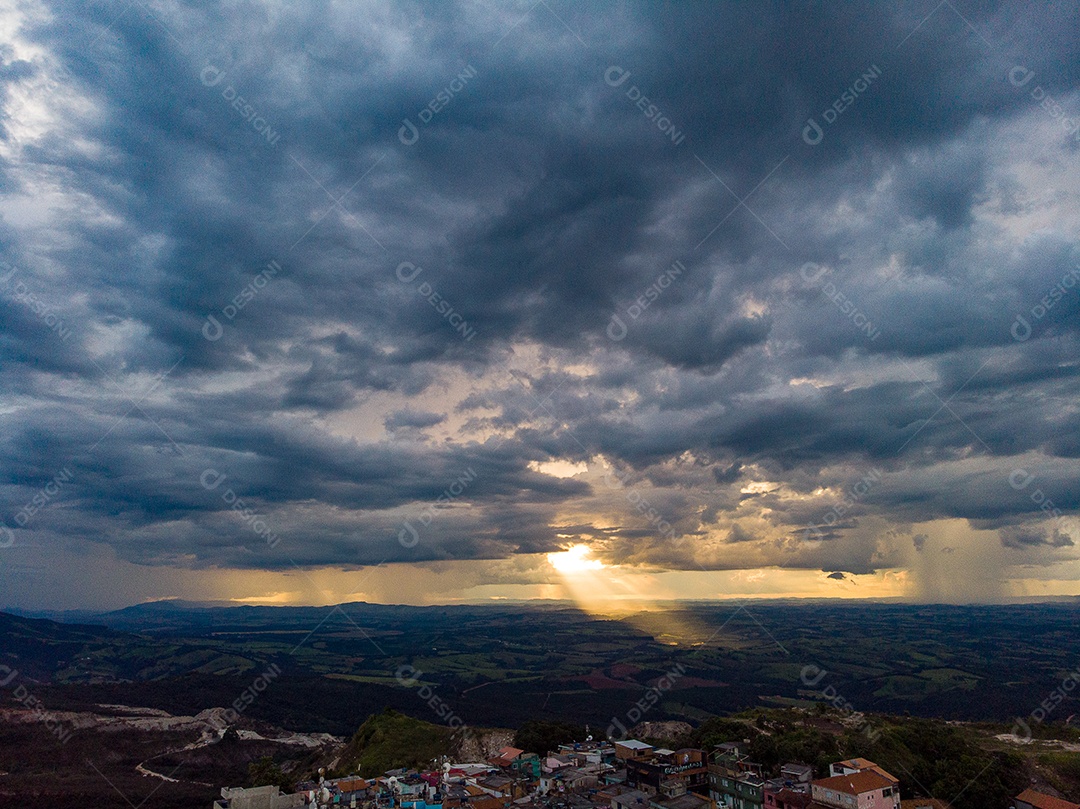 Linda paisagem por do sol céu nublado
