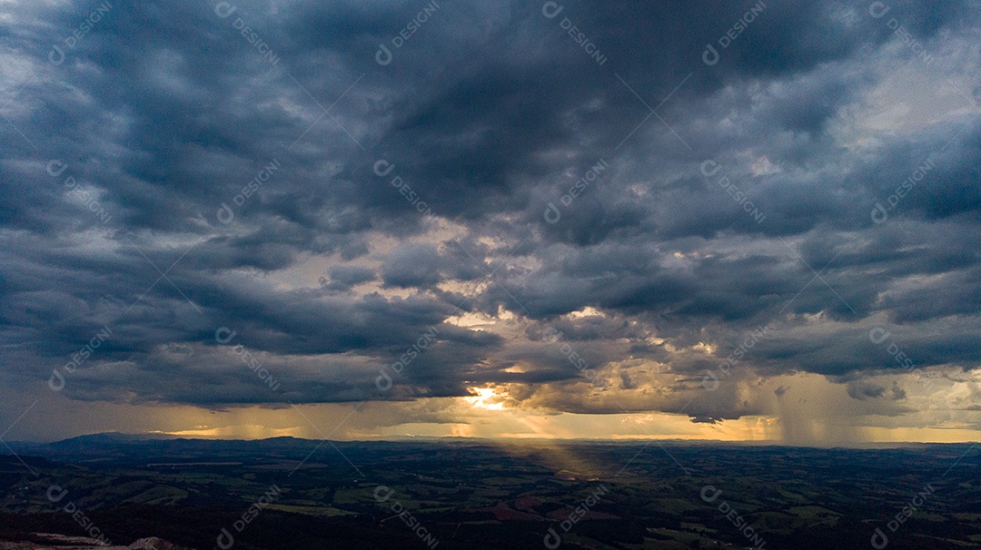 Linda paisagem por do sol céu nublado