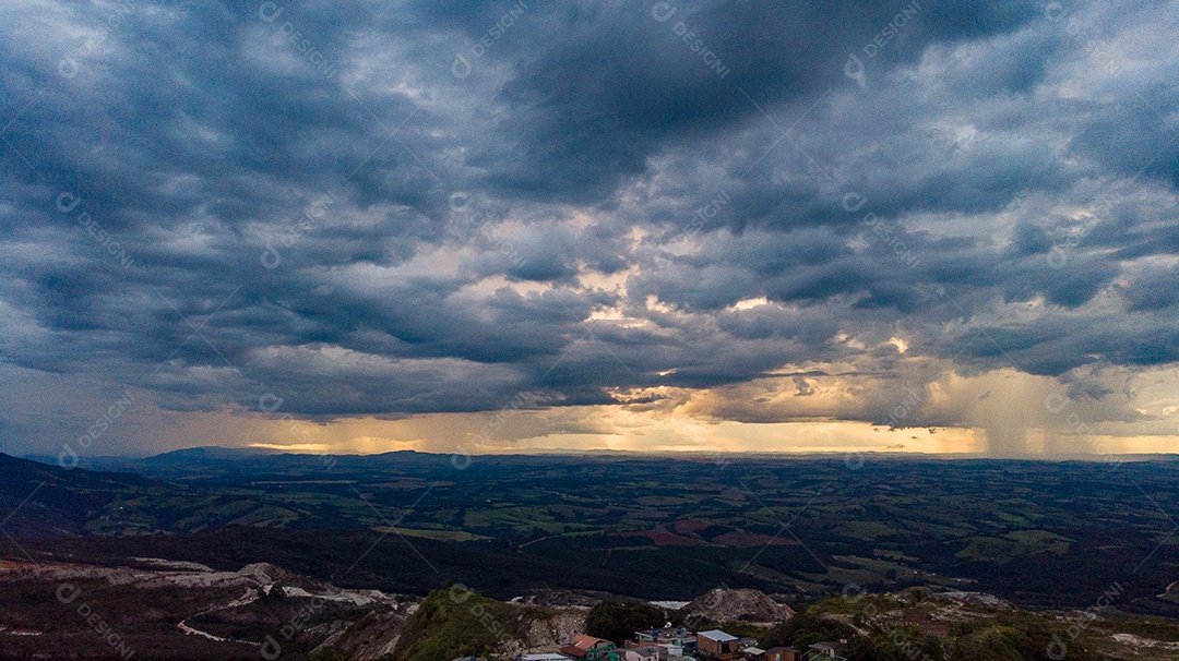 Linda paisagem por do sol céu nublado