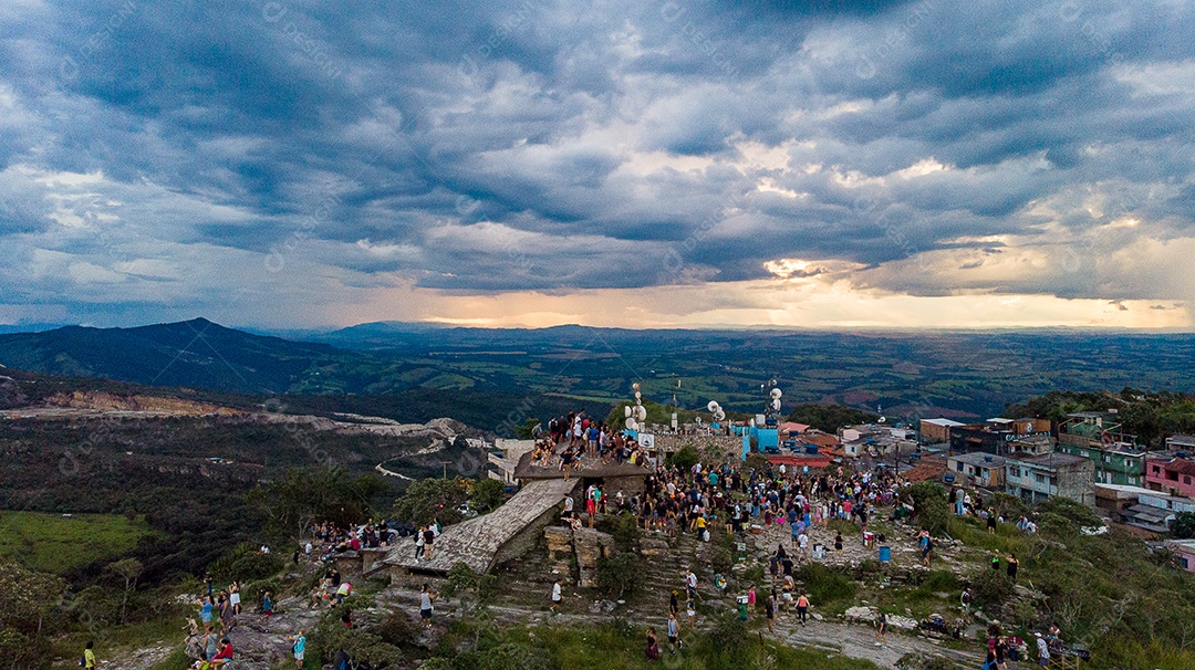 Linda paisagem por do sol céu nublado