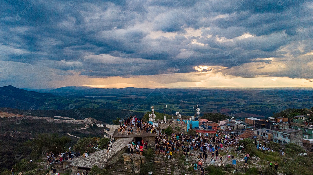 Linda paisagem por do sol céu nublado