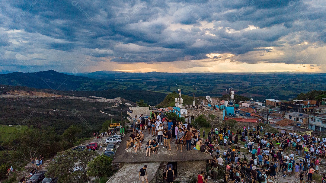 Linda paisagem por do sol céu nublado