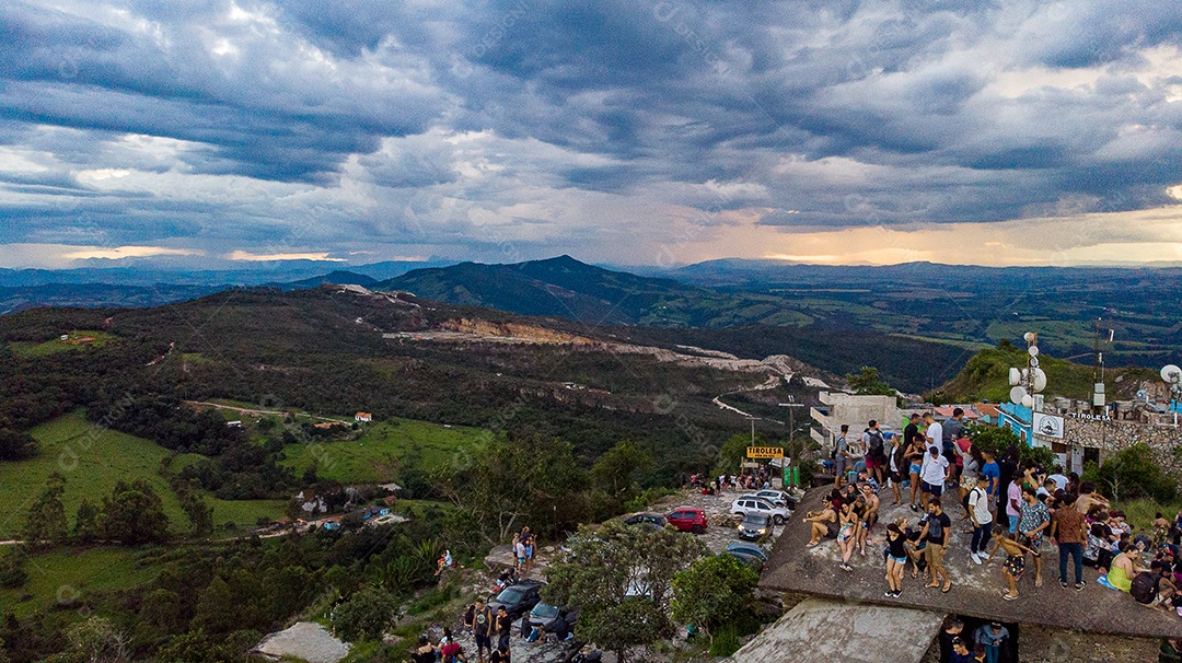 Linda paisagem por do sol céu nublado