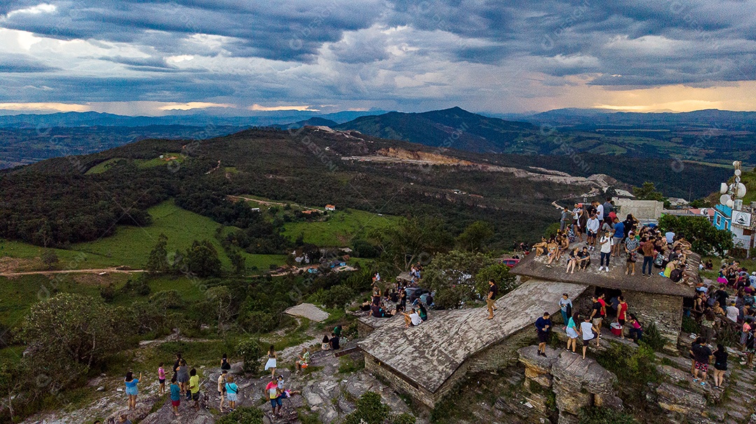 Linda paisagem por do sol céu nublado