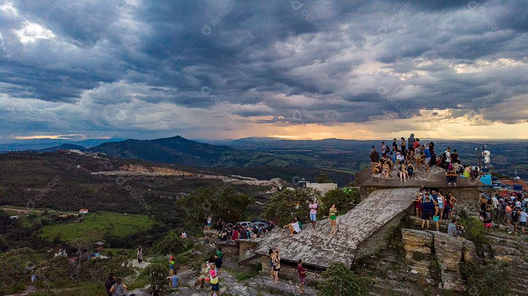 Linda paisagem por do sol céu nublado