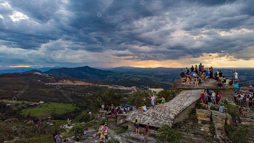 Linda paisagem por do sol céu nublado