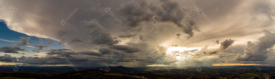 Linda paisagem por do sol céu nublado