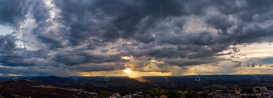 Linda paisagem por do sol céu nublado