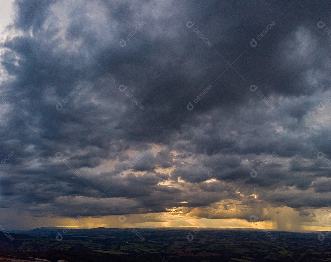 Linda paisagem por do sol céu nublado