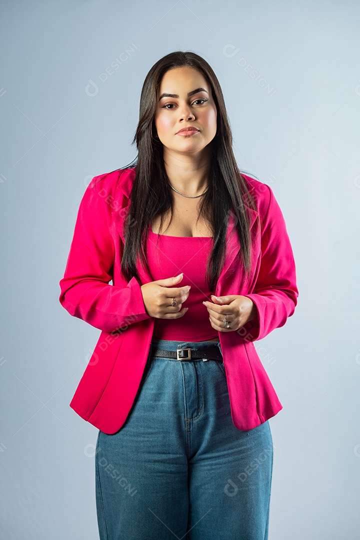 Linda mulher jovem garota sorridente sobre fundo isolado