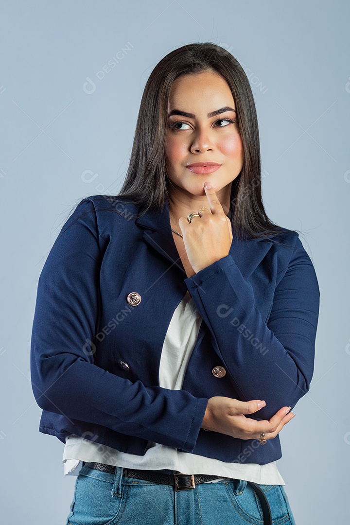 Linda mulher jovem garota sorridente sobre fundo isolado