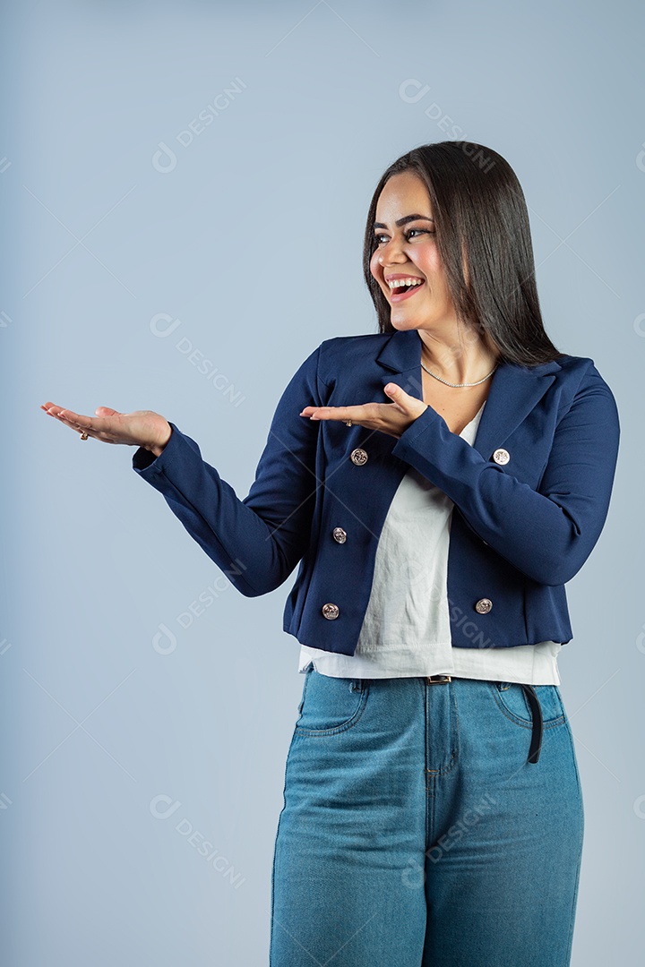 Linda mulher jovem garota sorridente sobre fundo isolado