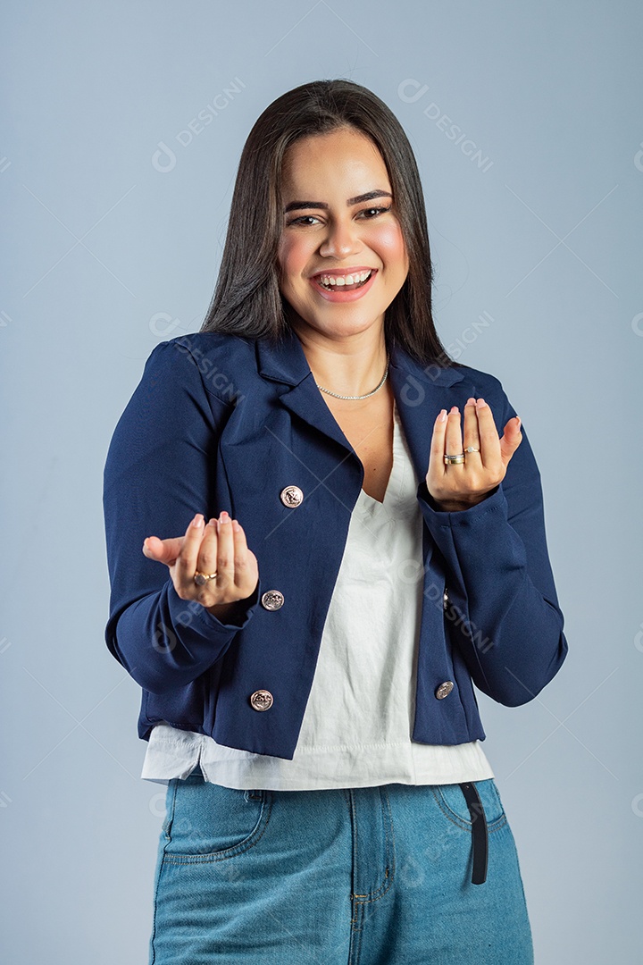 Linda mulher jovem garota sorridente sobre fundo isolado