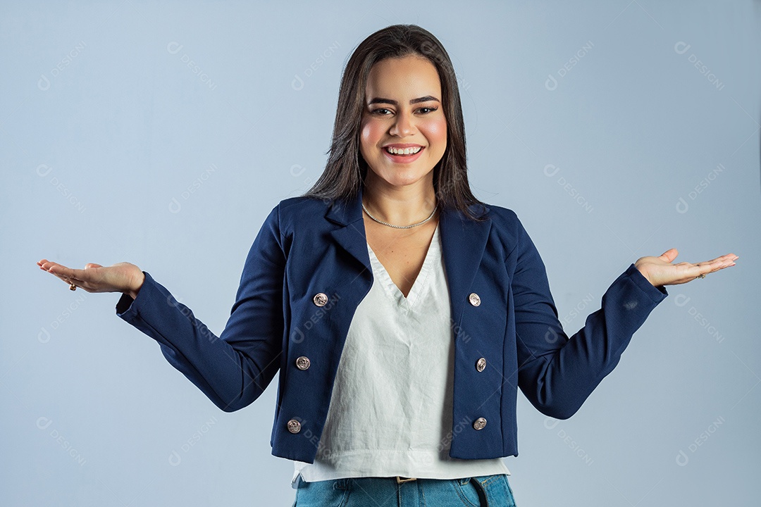 Linda mulher jovem garota sorridente sobre fundo isolado