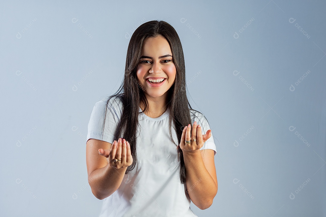 Linda mulher jovem garota sorridente sobre fundo isolado
