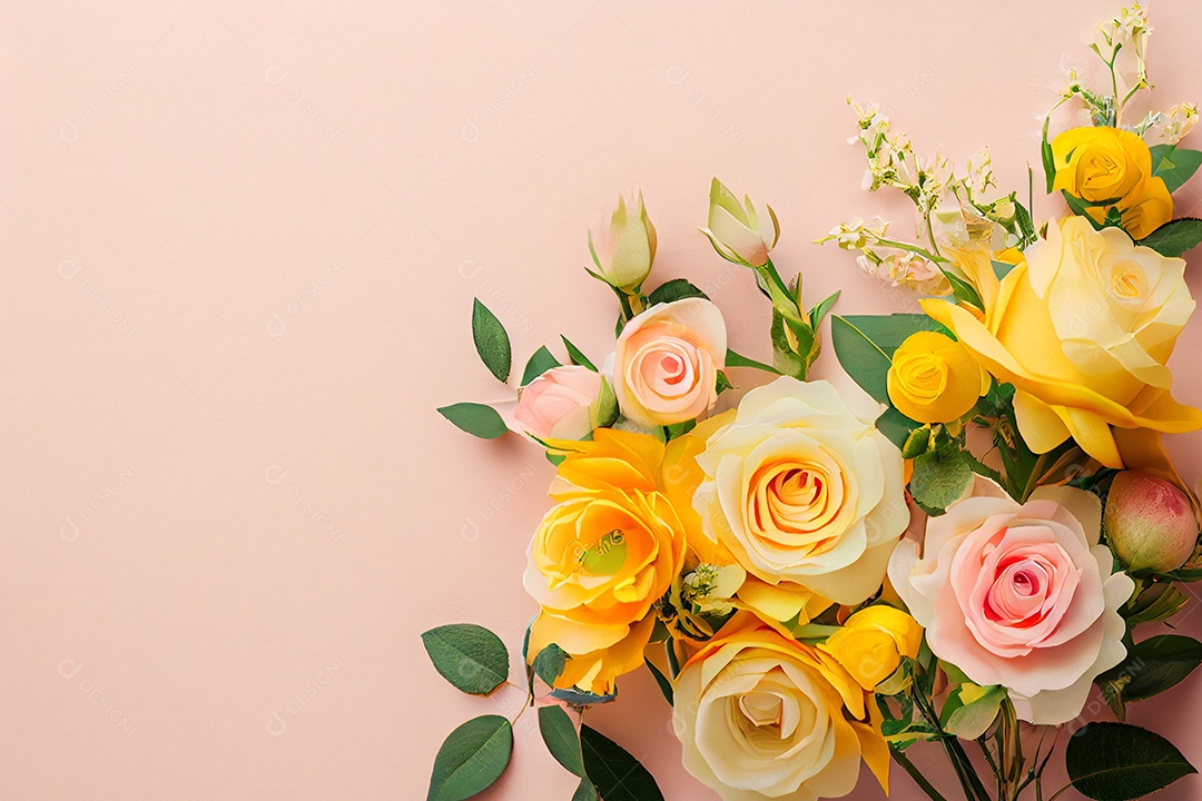 Arranjo de flores em fundo laranja