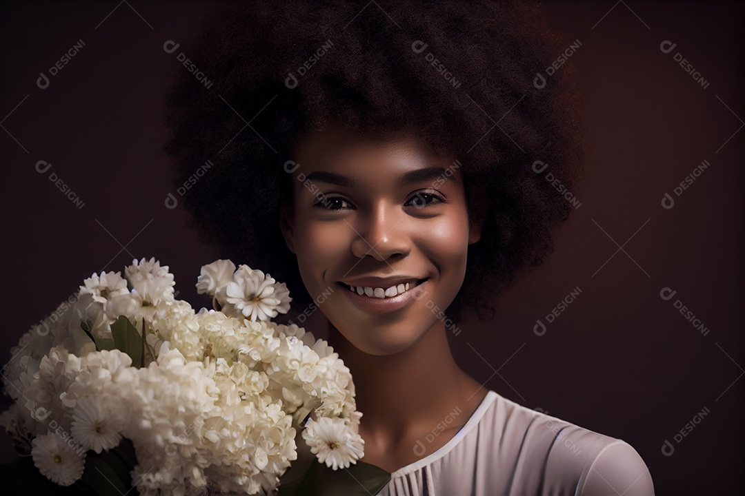 Linda mulher sorridente com buquê de flores rosas