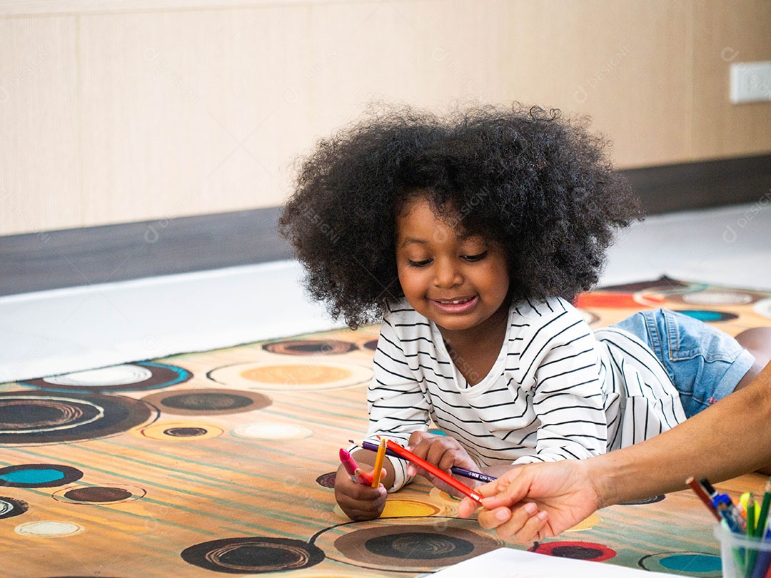 Linda garotinha brincando de colorir