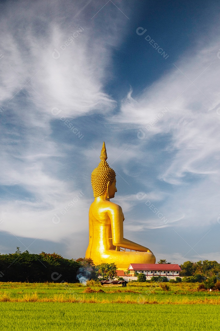 Grande Buda amarelo dourado em Wat Muang destino turístico religioso