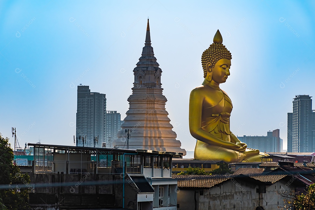 Grande Buda amarelo dourado em Wat Muang destino turístico religioso