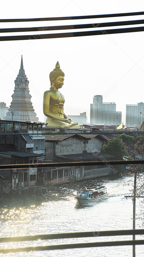 Grande Buda amarelo dourado em Wat Muang destino turístico religioso